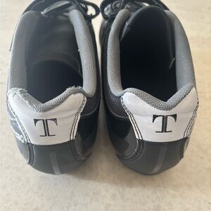 Tommaso Cycling Shoes. Some fraying on the back of the left shoe.
